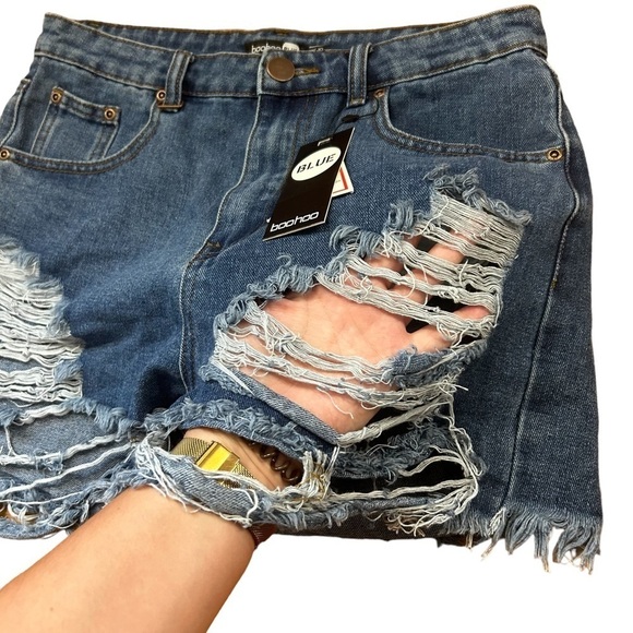 Boohoo Blue High Rise High Waist Graduated Distressed Mom Shorts - Picture 2 of 6